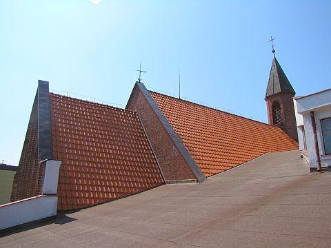 Dach budynku kościoła po remoncie 11. Remont balkonów w budynku mieszkalnym przy ul.