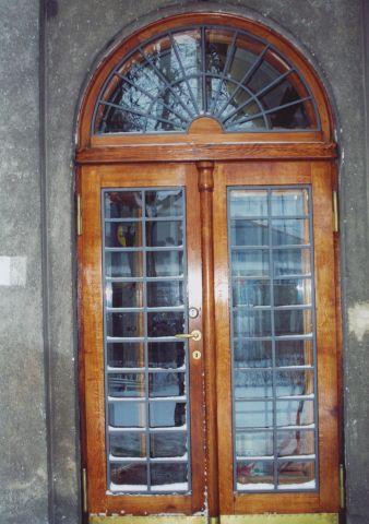 Drzwi wejściowe po renowacji 4.