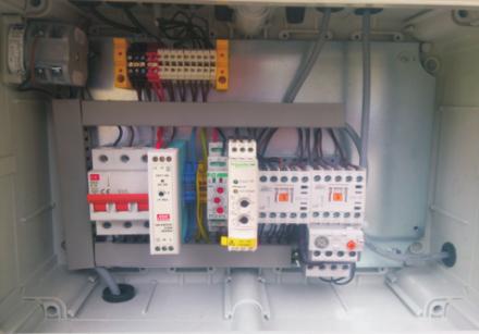6kW 6-8 bar 67,5x175,5x129 cm 185 kg Zalety: docisk rolkowy ustawiany jest do gruboœci p³yty na zasadzie sta³ej si³y docisku - posiada sprzêg³o przeci¹ eniowe ramiê docisku mo na odk³adaæ (obracaæ) w