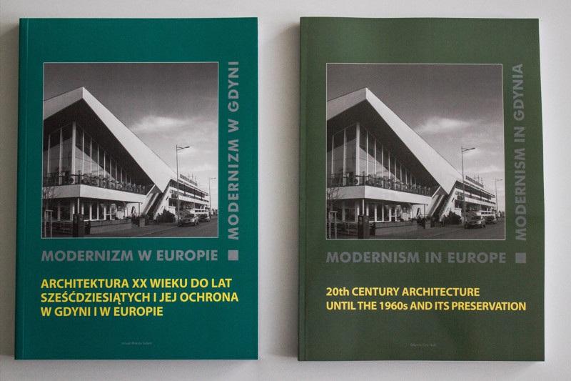 specjalny konferencyjny notatnik oraz książkę Architektura XX wieku do lat sześćdziesiątych
