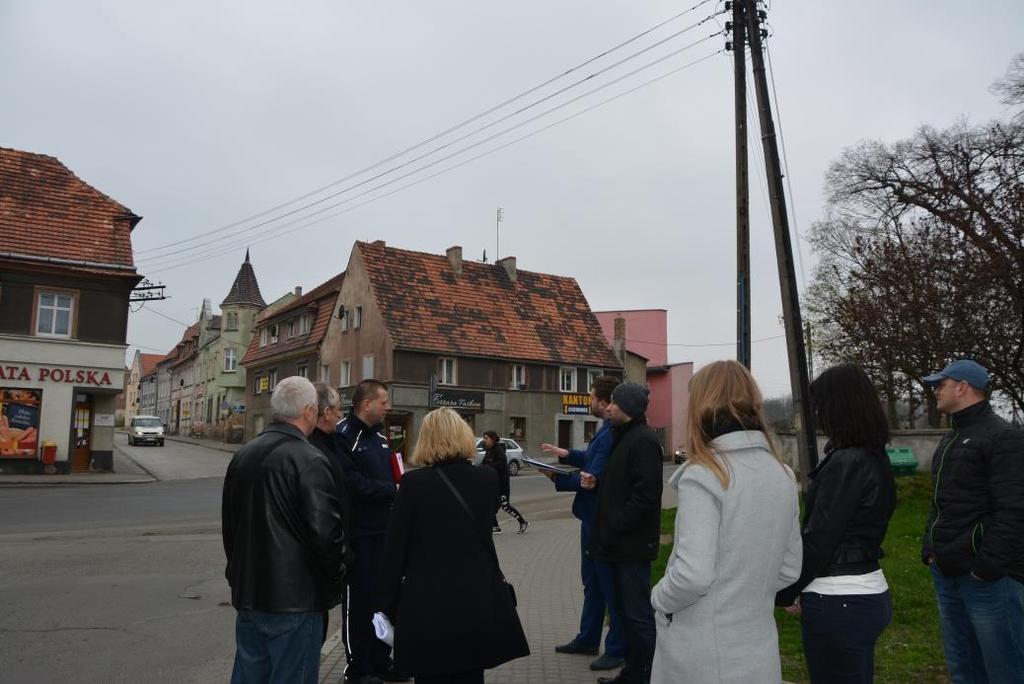 Lokalny Program Rewitalizacji dla Kożuchowa na lata 2016-2022 Fot. 11. Spacer studyjny w ramach konsultacji społecznych Źródło: kozuchow.