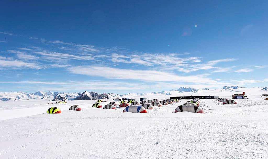 Glacier Camp o współrzędnych geograficznych 79 47' S 82 53 W,