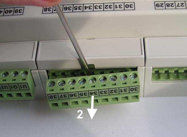 Zacisk PWM(+) należy podłączyć do wejścia "PWM input" złącza PWM pompy, natomiast PWM(GND) do zacisku "Signal ref." złącza PWM pompy. Maksymalna obciążalność wyjścia PWM wynosi 10mA.