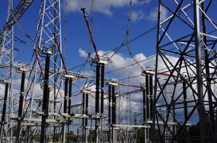 Słowo wstępu Powszechność dostępu i korzystanie z zalet energii elektrycznej wymaga sprawnego działania rozbudowanego układu urządzeń służących do jej wytwarzania, przesyłania i rozdziału.