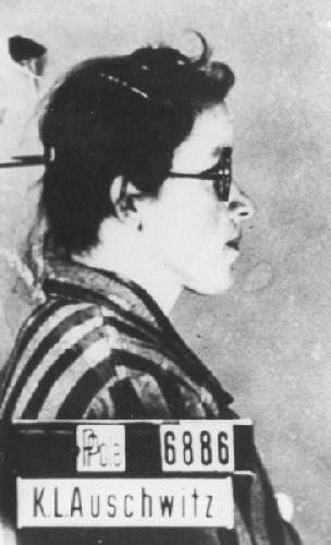 Pracę redakcyjną przerwała wojna. Od początku 1940 związana była z ruchem podziemnym. W 1941 roku została aresztowana i przewieziona do siedziby gestapo w Tarnowie.