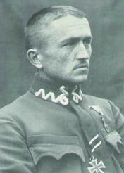 Od sierpnia 1914 do lipca 1917 aktywnie działał w Związku Strzeleckim;