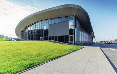 Przekrój poprzeczny Główna część basenowa przykryta jest dachem inspirowanym kształtem opadającego liścia Płaskowicki & Partnerzy Architekci Pracownia powstała w 2000 r.