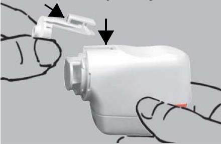 Montaż wkładanie suwaka dozownika Po oczyszczeniu suwaka umieścić dozownik z powrotem w inhalatorze, kierując go w dół i pod pewnym kątem ( ), a następnie wcisnąć, mocując w odpowiednim położeniu ( ).