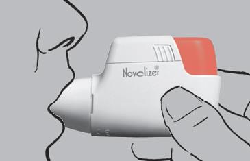 W tym momencie można puścić czerwony przycisk. Zielony kolor w okienku oznacza, że inhalator proszkowy Novolizer jest przygotowany do użycia.