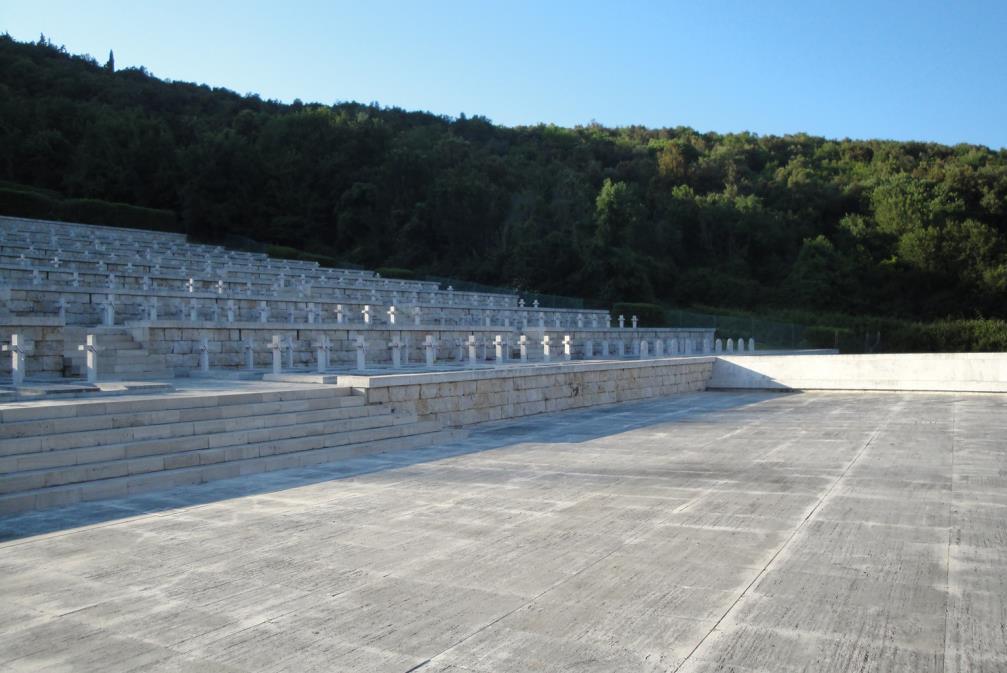 Dzień III Na samym cmentarzu pod Klasztorem Monte Cassino spoczęło 117 oficerów i 884 szeregowych.