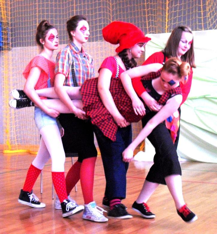 Członkowie grupy teatralnej postanowili samodzielnie stworzyć scenariusz przedstawienia KLAUNADY, oparty na wyznaniach