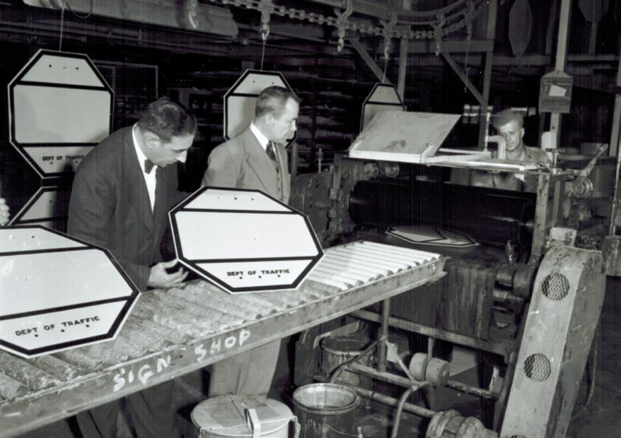Historia Firma 3M od ponad 80 lat prowadzi prace w zakresie rozwoju technologii produkcji znaków drogowych. Już w 1939 r. w laboratoriach naukowych 3M powstała pierwsza folia odblaskowa.