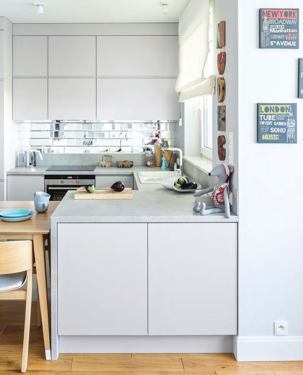 Otwarta kuchnia Meble zaprojektowała architektka. Fronty szafek są z matowego MDF-u, zaś blaty z laminatu. Górne szafki to jedyna rzecz, z której gospodarze nie są całkiem zadowoleni.