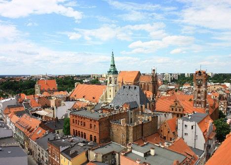 Spotkanie z przewodnikiem i rozpoczęcie zwiedzania toruńskiego Starego Miasta. Uczestnicy będą mieli okazję zobaczyć: Dwór Bractwa św.