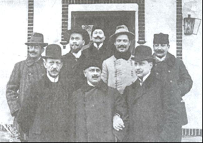 Dr Jan Hupka w dolnym rzędzie w środku