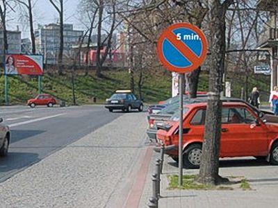 nierównościach na drodze b. możliwości poślizgu pojazdu c.