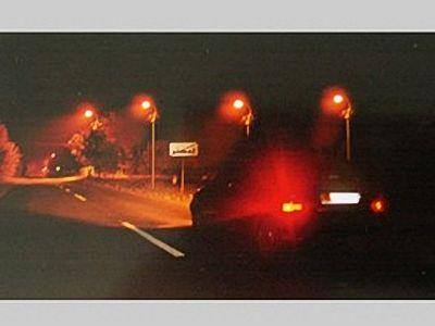 1 może wyprzedzić pojazd 2 z prawej strony c. 1 może wyprzedzić pojazd 2 z lewej strony 14. W tej sytuacji kierujący pojazdem w czasie jazdy: a. może używać świateł drogowych b.