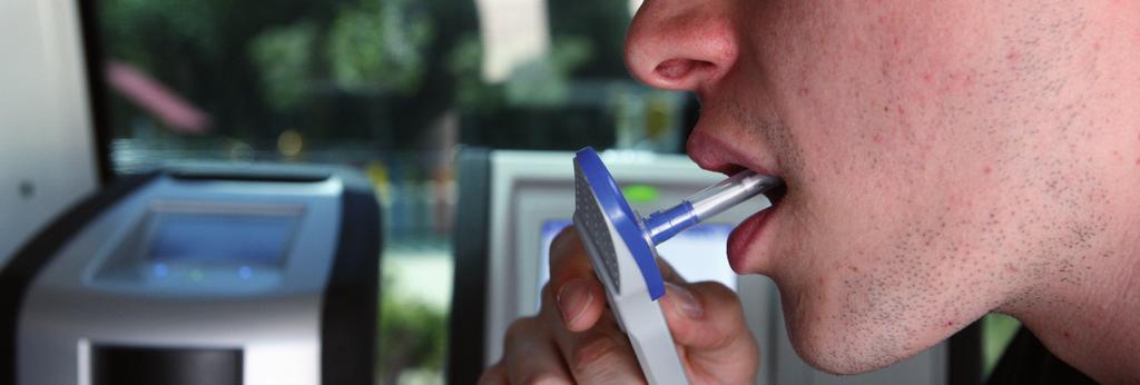 Dräger DrugTest 5000 SYSTEM TESTUJĄCY ZE ZINTEGROWANĄ PAMIĘCIĄ: POBIERANIE PRÓBEK, ANALIZA I ZARZĄDZENIE Dräger DrugTest 5000 to zestaw testujący i system analizy w jednym urządzeniu, umożliwiający