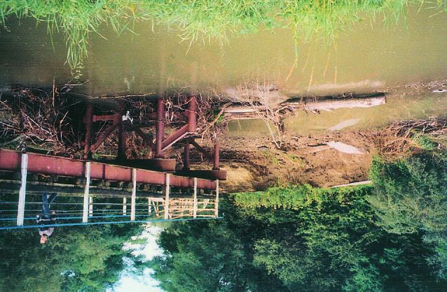 Mostek na potoku Stradomka w Łapanowie zniszczony po raz trzeci w 2010 r. (wrzesień 2010) Phot. 7.
