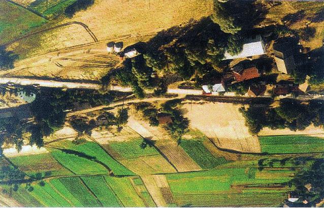 Złożoność czasowa i przestrzenna opadów ekstremalnych ich efekty geomorfologiczne i drogi przeciwdziałania im Fot. 1.