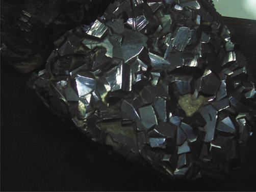 116 Marię Skłodowską-Curie i jej męża do odkrycia polonu i radu. Uraninit rzadko występował w formie kryształów, częściej tworzył formy naciekowe zwane blendą smolistą bądź smółką uranową.