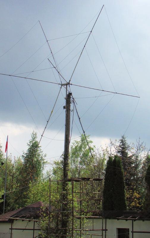 Różne konstrukcje anteny QQ Anteny Qubical Quad Antena typu Qubical Quad (QQ) została skonstruowana w czasie II wojny światowej i rozwiązała problemy wyładowań koronowych na dużych systemach anten