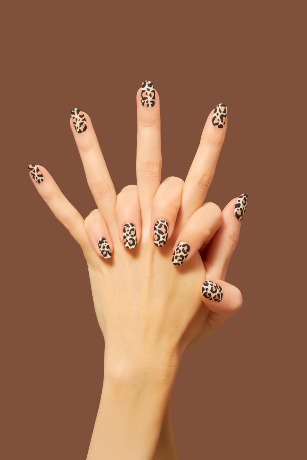 L O O K 5 K L A S Y C Z N E C Ę T K I Leopard wraca ze swoją dzikością na jesienne wybiegi w formie zwierzęcego printu, który ozdabia płaszcze praktycznie wszystkich projektantów: zaczynając od