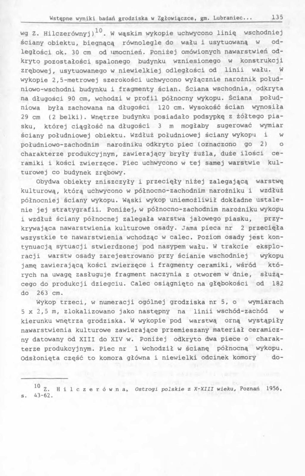 wg Z. Hilczerównyj)10. W wąskim wykopie uchwycono linią wschodniej ściany obiektu, biegnącą równolegle do wału i usytuowaną w odległości ok. 30 cm od umocnień.