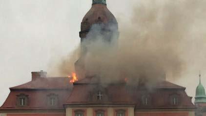 dachu zamku 14. Z uwagi na usytuowanie zamku utrudniające strażakom dostęp do obiektu pożar był bardzo trudny do opanowania.