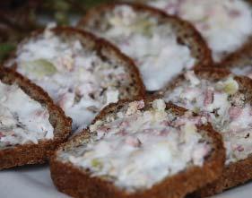 Połączenie tych składników daje słodkawy smak sosu. Restauracja zapewnia obsługę imprez okolicznościowych, catering oraz bogatą ofertę menu. 57-100 Strzelin, ul.