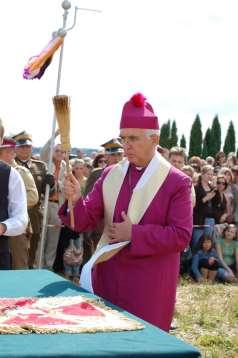 Biskup Wacław Depo dokonuje poświęcenia sztandaru Szwadronu Ziemi Zamojskiej (autor zdjęcia Urszula Pakuła).