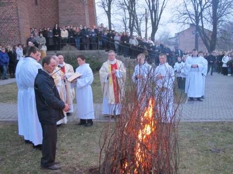 Bardzo uroczysta Liturgia Wigilii Paschalnej rozpoczęła się o godz. 19 00 a zakończyła o 21 30. Potem była adoracja Najświętszego Sakramentu aż do rezurekcji 566.