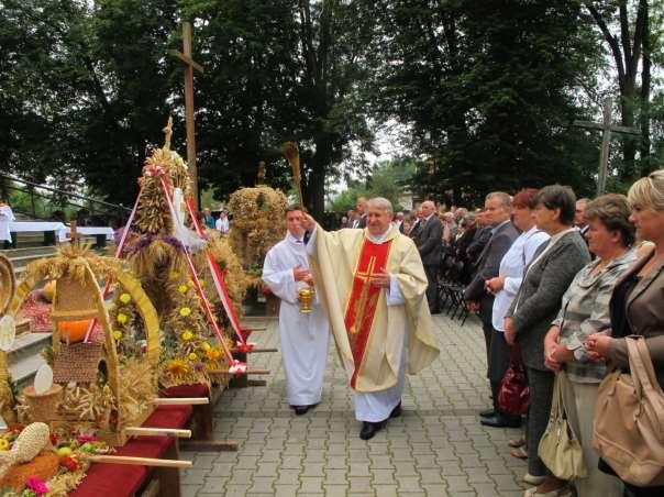 Monografia rzymskokatolickiej parafii św. Trójcy w Komarowie 143 Zdjęcie 99 Rok 2012, 2 września. Dożynki. Ks. kanonik Stanisław Budzyński (zdjęcie ze zbiorów parafii).