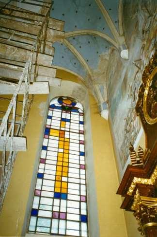 Monografia rzymskokatolickiej parafii św. Trójcy w Komarowie 179 W 1995 roku czynne były dwa dzwony, dwa były pęknięte a jeden nie używany 769.
