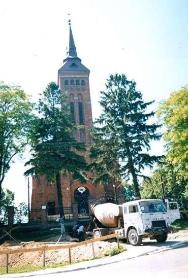 Monografia rzymskokatolickiej parafii św. Trójcy w Komarowie 183 Zdjęcie 133 Rok 1998. Budowa nowych schodów do kościoła (zdjęcie z KPK T1).