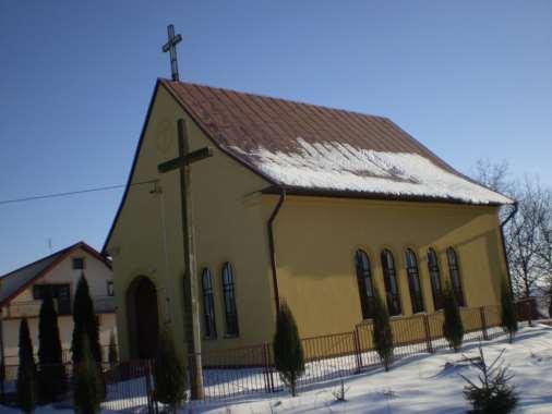 Monografia rzymskokatolickiej parafii św. Trójcy w Komarowie 203 Na placu przy kościele stoją dwa krzyże misyjne, jeden z 1992 roku (22-29.03.1992) a drugi z 2004 roku (4-11.07.2004) 822.
