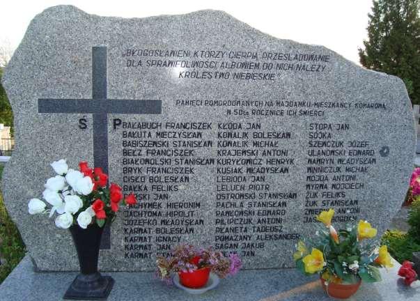 Na cmentarzu znajduje się symboliczny grób 44 mieszkańców gminy Komarów zamordowanych na Majdanku, który został ufundowany przez mieszkańców Komarowa w 50-tą rocznicę ich śmierci.