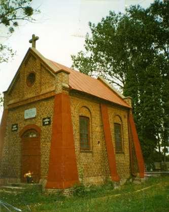 222 Monografia rzymskokatolickiej parafii św. Trójcy w Komarowie 5 października 1952 roku kaplicę cmentarną poświęcił dziekan tyszowiecki ks. Franciszek Osuch 881.