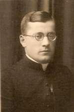 Ks. Władysław Białowolski (zdjęcie ze zbiorów Franciszka Wysłockiego). Urodził się 22 października 1905 roku w Komarowie. Wyświęcony 28 czerwca 1931 roku 1614. Wikariusz parafii św.