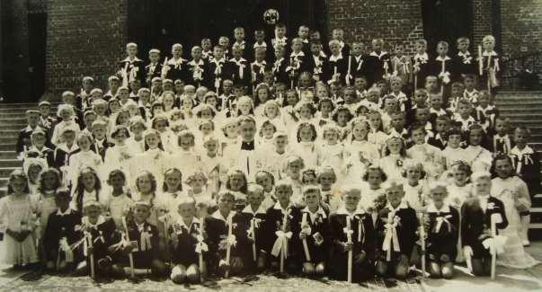 Zdjęcie 29 Rok 1961, 25 czerwca. Pierwsza Komunia święta. Dzieci z ks. proboszczem Wacławem Cieślickim (zdjęcie ze zbiorów Ludwiki Łakomskiej).