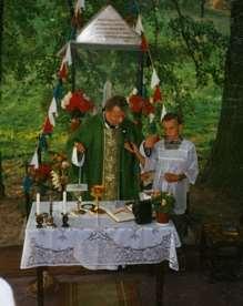 84 Monografia rzymskokatolickiej parafii św. Trójcy w Komarowie Zdjęcie 38 Rok 1995, 13 sierpnia. Księżostany-Kolonia. Poświęcenie figury Matki Boskiej Fatimskiej (zdjęcie KPK T 1).