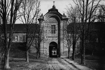 kościół w Krasnopolu oraz przez całe życie mężnie stawał w obronie Kościoła i Ojczyzny ( Życie Katolickie, 1:1930, nr 35, s. 4-5).