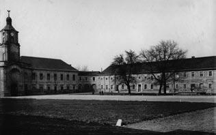 dziedzińca zamkowego  Główna brama wjazdowa i
