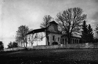 W 1926 roku władze diecezji łuckiej przekazały SS. Opatrzności Bożej dawny klasztor karmelitanek (trzewiczkowych) w Dubnie, celem prowadzenia sierocińca dla dzieci obojga płci.