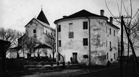 Obok miejskiej Bramy Łuckiej wznosił się wczesnobarokowy, trzynawowy kościół bernardynów, fundacji księcia Janusza Ostrogskiego.
