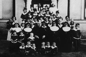 Murowany kościół został wzniesiony dopiero w latach 1933-1934.