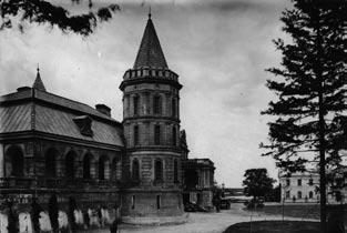 [1930] dokonano odsłonięcia tablicy. Na uroczystość tę przybył p. wojewoda [Józef] Śleszyński, J.E. Ksiądz Biskup Szelążek, p. kurator Szelągowski, p.