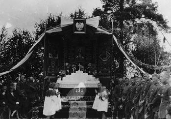 Położone wśród bagien, w odległości kilku kilometrów od granicy z ZSRS, miasteczko Rokitno liczyło w 1930 roku około tysiąca mieszkańców głównie pracowników huty szkła i Żydów.