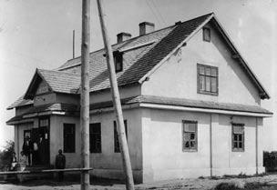 Wołyńskim, w odległości 3 kilometrów na zachód od stacji kolejowej (o tej samej nazwie) nad Horyniem.