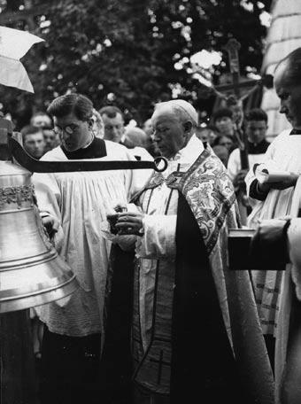 mecenasa Perkowicza, pasterz odpowiada pełnymi siły i namaszczenia słowami. Co by tu dalej począł biskup przed kilku laty?